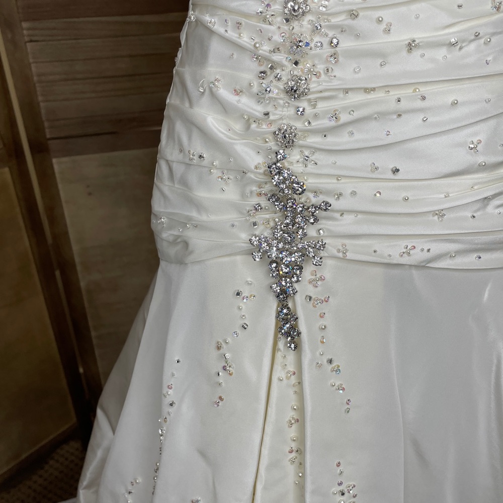 Ivory Wedding Dress. - Picture 4 of 16